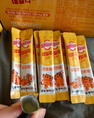 광동제약 [광동] 비타500데일리스틱 70포X2개 + 뚱랑이엽서 + 쇼핑백 증정 — 5점을 준 리뷰어가 2022년 10월 올린 사용 사진