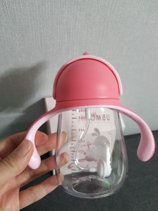 유비맘 트라이탄 코니빨대컵_컬러 랜덤 발송 — 5점을 준 리뷰어가 2021년 4월 올린 사용 사진