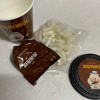 유비쿡 컵떡볶이 매운컵떡볶이2개/ 짜장컵떡볶이 2개  총 4개세트 — 4점을 준 리뷰어가 2021년 5월 올린 사용 사진