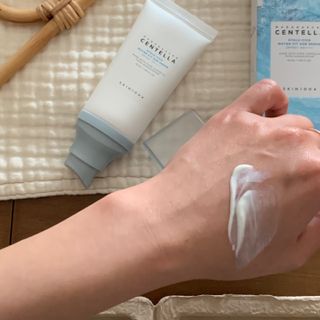 MF[스킨1004] 마다가스카르 센텔라 히알루-시카 워터핏 선세럼 50ml — 5점을 준 리뷰어가 2024년 5월 올린 사용 사진