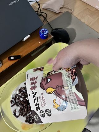 스낵스 와그작후루룩 3종_카카오2봉+아몬드2봉+딸기2봉 (총 6봉) — 5점을 준 리뷰어가 2024년 2월 올린 사용 사진