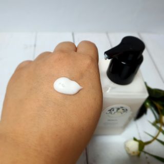 줄라이 모닝 _ JULY MORNING 줄라이모닝 하이드레이팅 퍼퓸드 바디앤핸드 에멀젼 — 5점을 준 리뷰어가 2021년 10월 올린 사용 사진