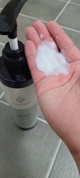 유메이 웰니스 샴푸 + 유메이 스칼프 브러쉬 — 4점을 준 리뷰어가 2022년 2월 올린 사용 사진