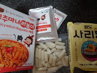 더밥  고추마녀 라볶이 +  나이스미 무설탕 현미후레이크 — 4점을 준 리뷰어가 2021년 10월 올린 사용 사진