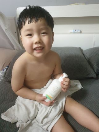 mom e 맘이 내추럴 베이비 케어 샴푸앤바스+로션 — 5점을 준 리뷰어가 2021년 1월 올린 사용 사진