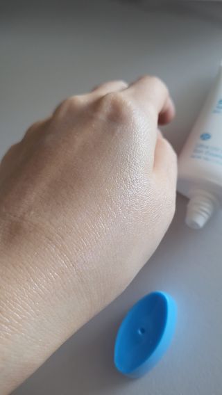 틱톡 [후르디아] 백탁NO! 화잘먹 수분광 선 에센스✨ — 4.5점을 준 리뷰어가 2023년 8월 올린 사용 사진
