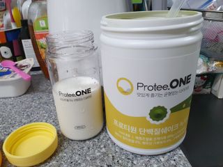 프로티원 단백질쉐이크 녹차맛 2주분 1통+보틀 — 5점을 준 리뷰어가 2021년 5월 올린 사용 사진