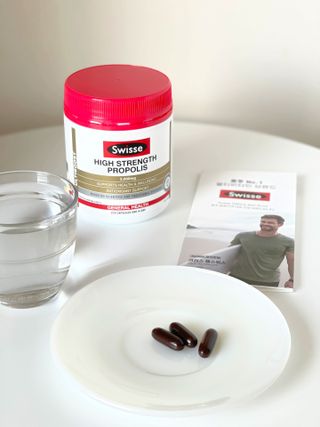 Swisse 스위스 고함량 프로폴리스 2,000mg 210정 — 5점을 준 리뷰어가 2021년 5월 올린 사용 사진