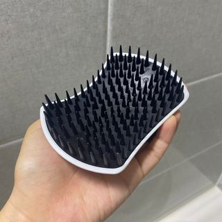 온가족 시원한샴푸 깨끗한두피 샴푸브러쉬 두피스케일링 히트팡블랙에디션 — 5점을 준 리뷰어가 2021년 8월 올린 사용 사진