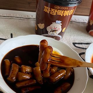 유비쿡 컵떡볶이 매운컵떡볶이2개/ 짜장컵떡볶이 2개  총 4개세트 — 4점을 준 리뷰어가 2021년 6월 올린 사용 사진