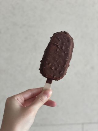 롯데제과 본젤라또 비스킷&바닐라카라멜바, 본젤라또 베리쇼콜라컵 — 5점을 준 리뷰어가 2021년 12월 올린 사용 사진