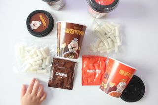 유비쿡 컵떡볶이 매운컵떡볶이2개/ 짜장컵떡볶이 2개  총 4개세트 — 5점을 준 리뷰어가 2021년 3월 올린 사용 사진