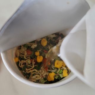 NISSIN 닛신 컵누들  4종 - 씨푸드오리지날, 씨푸드 스파이시, 씨푸드 커리, 씨푸드 XO소스 — 5점을 준 리뷰어가 2022년 4월 올린 사용 사진