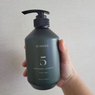르핸스 퍼포밍 5 샴푸 비반트 포렛/베티버 포그 — 3점을 준 리뷰어가 2023년 3월 올린 사용 사진