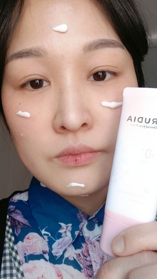 [후르디아] 모공블러 비건 선 프라이머 — 5점을 준 리뷰어가 2022년 5월 올린 사용 사진