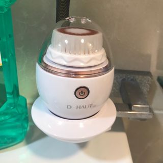 디하우트 랩 디하우트랩 클렌징 피부관리기 진동클렌저 실리콘+2종 인조모 브러시 — 5점을 준 리뷰어가 2021년 11월 올린 사용 사진