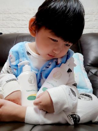 mom e 맘이 내추럴 베이비 케어 샴푸앤바스+로션 — 5점을 준 리뷰어가 2021년 1월 올린 사용 사진