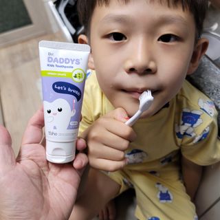 닥터데디스 안심저불소 키즈치약 (라즈베리, 청포도향 중 택 1) 60g +  여행용 미니 치약 15g — 5점을 준 리뷰어가 2022년 7월 올린 사용 사진
