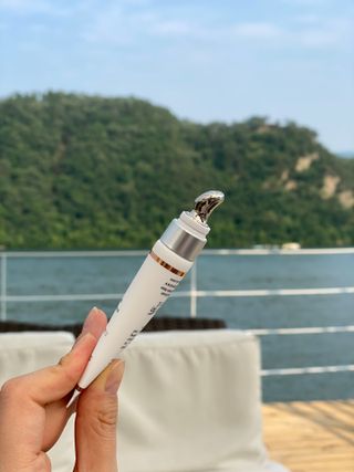 산수시 일루미네이팅 펄 영양 다크서클 스틱 아이 크림 케어 15ml — 5점을 준 리뷰어가 2021년 6월 올린 사용 사진
