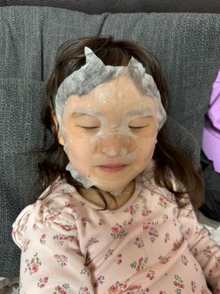 소이베베X신비아파트 키즈 아토 활력 마스크팩(금비 모양) 1+1 — 5점을 준 리뷰어가 2023년 3월 올린 사용 사진