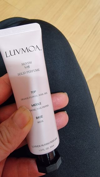러브모아 향수 고체향수 승무원 고체향수 바르는 향수 니치향수 도손 우드세이지 앤 씨솔트 — 5점을 준 리뷰어가 2022년 10월 올린 사용 사진