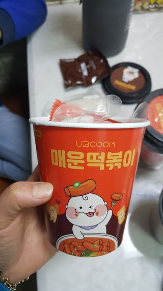 유비쿡 컵떡볶이 매운컵떡볶이2개/ 짜장컵떡볶이 2개  총 4개세트 — 5점을 준 리뷰어가 2021년 2월 올린 사용 사진