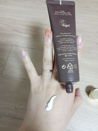 산다화 비타민C 화이트닝 크림 — 5점을 준 리뷰어가 2023년 5월 올린 사용 사진