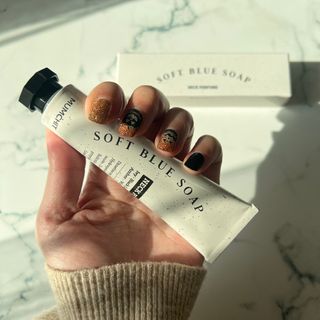 멈칫(MUMCHIT) 넥퍼퓸 NECKPERFUME 2가지 향 — 5점을 준 리뷰어가 2021년 11월 올린 사용 사진