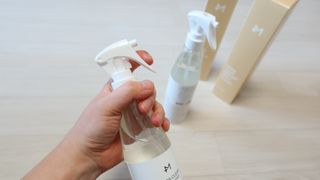 [엠메이데이] 드레스클리어 퍼퓸 스프레이 300ml 프리지아 가든향+프리지아 파출리향 — 4점을 준 리뷰어가 2022년 1월 올린 사용 사진
