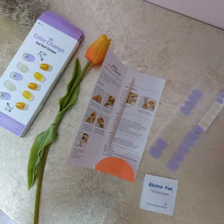 [네일가게] 햇빛에 닿으면 색이 변하는 신기한 햇살 반전 네일스티커 — 5점을 준 리뷰어가 2021년 8월 올린 사용 사진