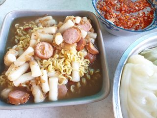 더밥  고추마녀 라볶이 +  나이스미 무설탕 현미후레이크 — 3점을 준 리뷰어가 2021년 10월 올린 사용 사진