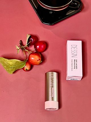 바르는뷰티 데생멀티밤 식물유래성분 97 저분자콜라겐 피부수분 미백 주름개선 멀티밤스틱 — 4점을 준 리뷰어가 2021년 10월 올린 사용 사진