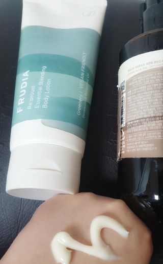 틱톡 [후르디아] 올리브영 아로마 비건 바디워시1종+바디로션1종 (그리너리) — 5점을 준 리뷰어가 2022년 12월 올린 사용 사진