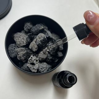 [코코도르] 스톤 에센셜 디퓨저 세트 (틴케이스+스톤+에센셜오일 20ml*2ea) — 4점을 준 리뷰어가 2024년 8월 올린 사용 사진