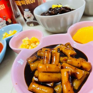 유비쿡 컵떡볶이 매운컵떡볶이2개/ 짜장컵떡볶이 2개  총 4개세트 — 5점을 준 리뷰어가 2021년 2월 올린 사용 사진