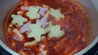빨간키트 떡볶이 밀키트 2~3인분 매운맛 국물 떡볶이 만들기 쉬운 황금 레시피 분말 소스로 간편한 요리 — 5점을 준 리뷰어가 2021년 10월 올린 사용 사진