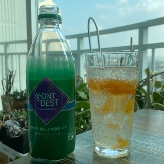 몽베스트 Montbest with Sparkling water Plain 20병 — 5점을 준 리뷰어가 2021년 11월 올린 사용 사진