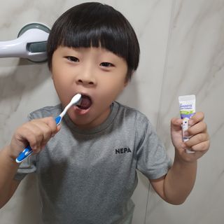닥터데디스 안심불소 튼튼치약(청포도, 민트 중 택 1) 60g + 여행용 미니 치약 15g — 5점을 준 리뷰어가 2022년 12월 올린 사용 사진