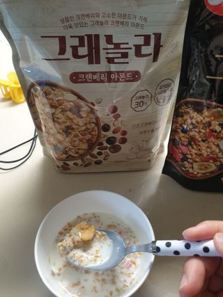 씨알푸드 씨알로 그래놀라 2종 후르츠+크랜베리 아몬드 — 4.5점을 준 리뷰어가 2022년 7월 올린 사용 사진
