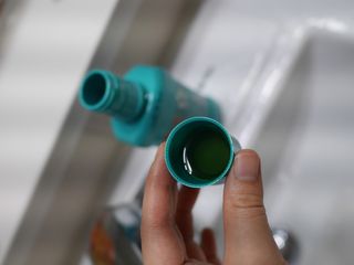 30초 후 눈으로 확인하는 헬리덴티 프라글린스 가글 — 5점을 준 리뷰어가 2021년 6월 올린 사용 사진