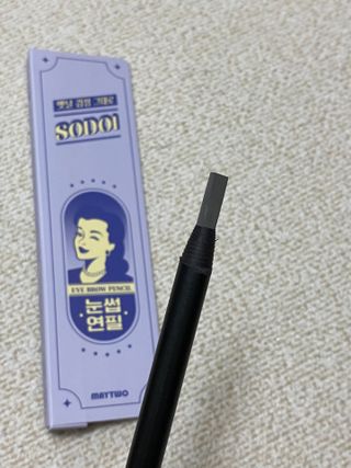 [MONDRAW] 몬드로우 POPBROW 크래용 아이브로우 색연필 타입 — 5점을 준 리뷰어가 2022년 4월 올린 사용 사진