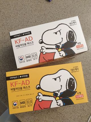 JHWORLD 스누피 마스크 정품 스누피 KF-AD 국내 비말차단 아동용 성인용 일회용 덴탈마스크 50매 — 5점을 준 리뷰어가 2021년 6월 올린 사용 사진