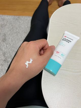 리더스코스메틱 리더스 카밍 바이오틱스 선 에센스 SPF 50+ PA++++ — 5점을 준 리뷰어가 2022년 8월 올린 사용 사진