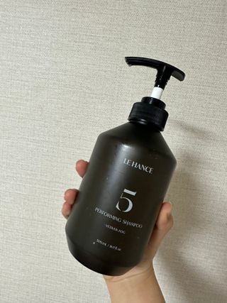 르핸스 퍼포밍 5 샴푸 비반트 포렛/베티버 포그 — 5점을 준 리뷰어가 2022년 12월 올린 사용 사진