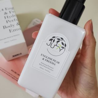 줄라이 모닝 _ JULY MORNING 줄라이모닝 하이드레이팅 퍼퓸드 바디앤핸드 에멀젼 — 5점을 준 리뷰어가 2021년 9월 올린 사용 사진