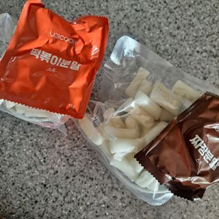 유비쿡 컵떡볶이 매운컵떡볶이2개/ 짜장컵떡볶이 2개  총 4개세트 — 5점을 준 리뷰어가 2021년 3월 올린 사용 사진
