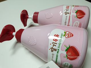 [과일나라] 피부가 마시는 딸기우유 바디클렌저&바디로션 — 5점을 준 리뷰어가 2022년 9월 올린 사용 사진