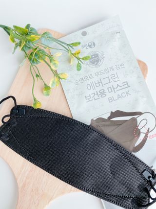 에버그린 순면 끈조절 KF80 마스크 - 화이트/블랙 컬러 대형 - 10매 — 5점을 준 리뷰어가 2021년 7월 올린 사용 사진