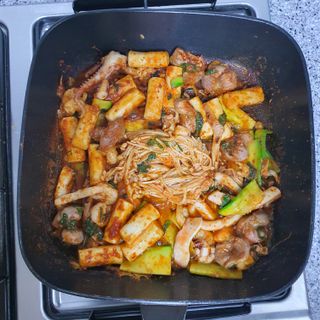 화끈한녀석들 새오똥400g 새우,오징어,똥집 볶음요리 소스,밀떡, 참기름 포함 — 5점을 준 리뷰어가 2022년 12월 올린 사용 사진
