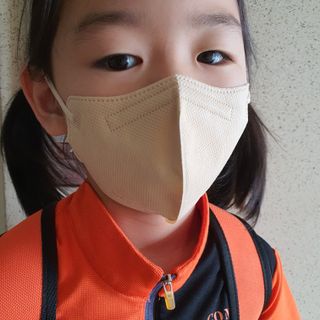 JHWORLD 스누피 마스크 스누피 에어 새부리형 국내산 MB필터 컬러마스크 대형 중형 어린이용 20매 — 5점을 준 리뷰어가 2021년 7월 올린 사용 사진